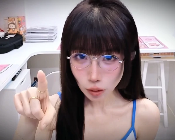 虎牙Aki秋水B站首发：眼镜娘の白色包装，这视觉触发太顶了！-橘喵
