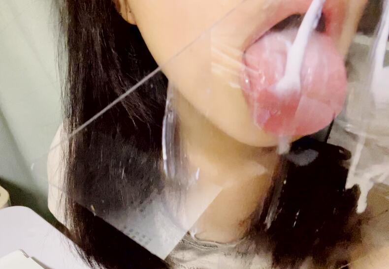 B站博主霜霜亚克力板酸奶挑战：透明媒介下的味觉艺术演绎-橘喵