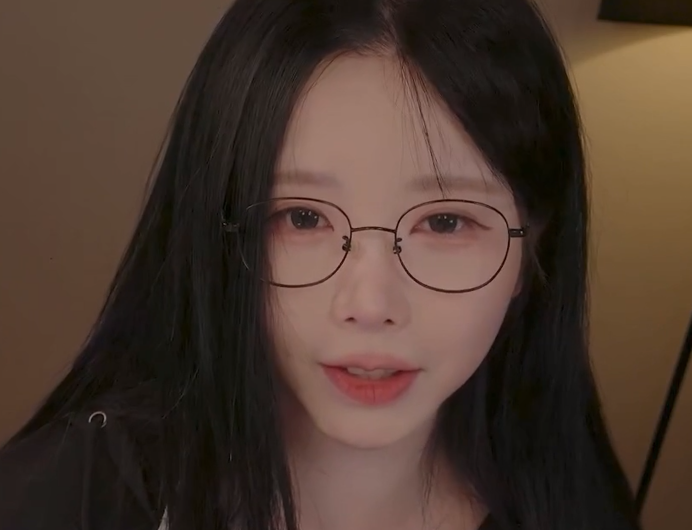 深夜戴上耳机，听Yoonying聊了聊近况和幕后：这不是ASMR，这是陪伴-橘喵